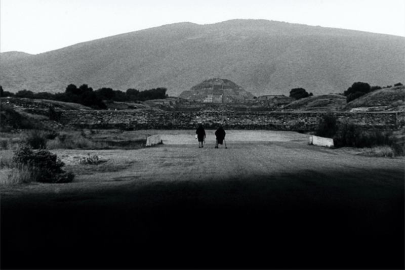 Graciela Iturbide - Calzada de los muertos